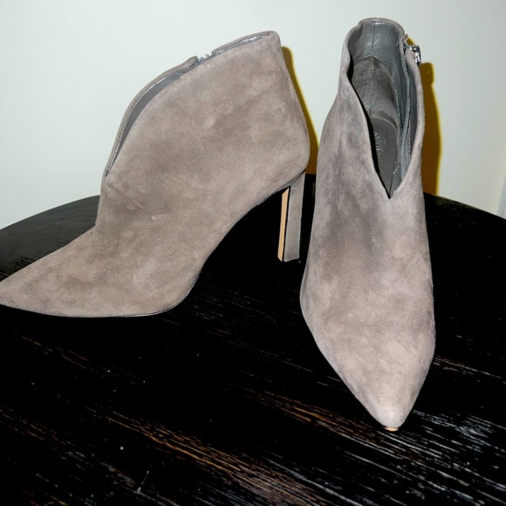 Never worn Vince Camuto Heels